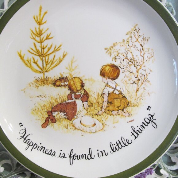 Holly Hobbie Collector's Edition Plate 1972 Happiness is Found in Little Things - Picture 3 of 7